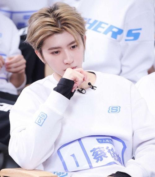 蔡徐坤娱乐吃瓜图片,揭秘明星幕后生活