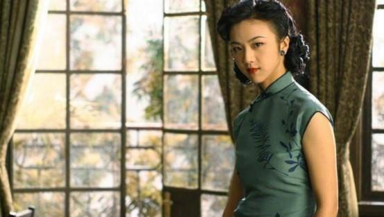 穿成娱乐圈小糊咖只想摆烂吃瓜,娱乐圈小糊咖的摆烂吃瓜日常