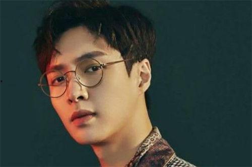 戴眼镜吃瓜娱乐圈博主,揭秘娱乐圈幕后真相